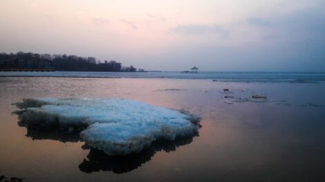 На водоёмах ещё лед